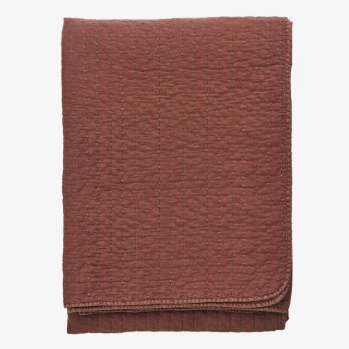 Narzuta bawełniana pikowana Madam Stoltz w kolorze ceglanym dostępna w sklepie Ulica Ceramiczna & Home Design