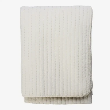 Madam Stoltz – Narzuta bawełniana na łóżko w kolorze kości słoniowej