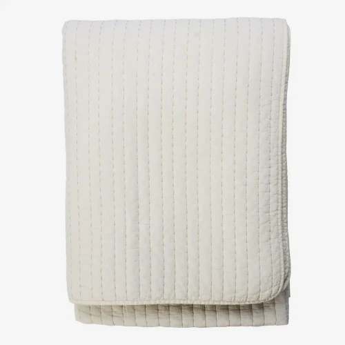 Narzuta bawełniana pikowana Madam Stoltz w kolorze kości słoniowej dostępna w sklepie Ulica Ceramiczna & Home Design