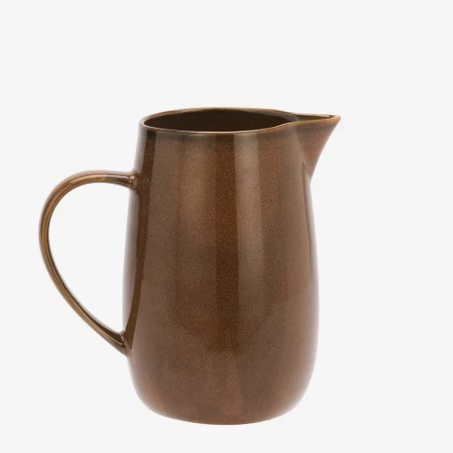 Dzbanek ceramiczny Madam Stoltz w kolorze cynamonowym to stylowy i praktyczny dodatek do stołu, dostępny w Ulica Ceramiczna & Home Design.