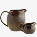 Dzbanek do mleka Madam Stoltz w cynamonowym kolorze to stylowy i praktyczny dodatek do stołu, dostępny w Ulica Ceramiczna & Home Design.
