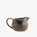 Dzbanek do mleka Madam Stoltz w cynamonowym kolorze to stylowy i praktyczny dodatek do stołu, dostępny w Ulica Ceramiczna & Home Design.