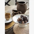 Dzbanek do mleka Madam Stoltz w cynamonowym kolorze to stylowy i praktyczny dodatek do stołu, dostępny w Ulica Ceramiczna & Home Design.