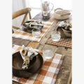 Talerz obiadowy Madam Stoltz 27 cm w cynamonowym kolorze to stylowy element zastawy, dostępny w Ulica Ceramiczna & Home Design.