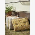 Dwustronny materac bawełniany Madam Stoltz w rdzawo-piaskowe paski to stylowy i wygodny dodatek do wnętrza i ogrodu, dostępny w Ulica Ceramiczna & Home Design.