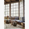 Dwustronny materac bawełniany Madam Stoltz w rdzawo-piaskowe paski to stylowy i wygodny dodatek do wnętrza i ogrodu, dostępny w Ulica Ceramiczna & Home Design.