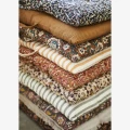 Dwustronny materac bawełniany Madam Stoltz w rdzawo-piaskowe paski to stylowy i wygodny dodatek do wnętrza i ogrodu, dostępny w Ulica Ceramiczna & Home Design.