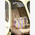 Dwustronny materac bawełniany Madam Stoltz w rdzawo-piaskowe paski to stylowy i wygodny dodatek do wnętrza i ogrodu, dostępny w Ulica Ceramiczna & Home Design.
