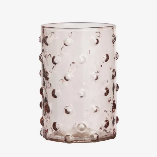 Szklanka Madam Stoltz z recyklingowanego szkła w odcieniu jasnej brzoskwini to stylowy dodatek do stołu, dostępny w Ulica Ceramiczna & Home Design.