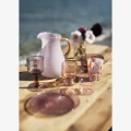 Szklanka Madam Stoltz z recyklingowanego szkła w odcieniu jasnej brzoskwini to stylowy dodatek do stołu, dostępny w Ulica Ceramiczna & Home Design.