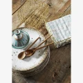 Stół kawowy Madam Stoltz z drewna z recyklingu to unikatowy i naturalny mebel do salonu, dostępny w Ulica Ceramiczna & Home Design.