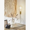 Stół Madam Stoltz z drewna z recyklingu to unikatowy i naturalny mebel do jadalni, dostępny w Ulica Ceramiczna & Home Design.