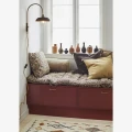 Welurowa poszewka Madam Stoltz w kolorze szałwiowej zieleni to stylowy dodatek do wnętrza, dostępny w Ulica Ceramiczna & Home Design.