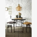 Półka ścienna Madam Stoltz w kolorze antycznego złota to stylowy i funkcjonalny dodatek do wnętrza, dostępny w Ulica Ceramiczna & Home Design.