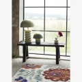 Lampa stołowa Madam Stoltz w kolorze ciemnej zieleni to elegancki i stylowy element oświetlenia, dostępny w Ulica Ceramiczna & Home Design.