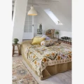 Lampa stołowa Madam Stoltz w kolorze ciemnej zieleni to elegancki i stylowy element oświetlenia, dostępny w Ulica Ceramiczna & Home Design.