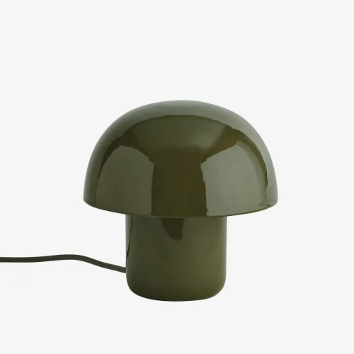 Lampa stołowa Madam Stoltz w kolorze ciemnej zieleni to elegancki i stylowy element oświetlenia, dostępny w Ulica Ceramiczna & Home Design.
