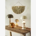 Lampa stołowa Madam Stoltz w kolorze ciemnej musztardy to stylowy i przytulny element oświetlenia, dostępny w Ulica Ceramiczna & Home Design.