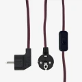 Lampa stołowa Madam Stoltz w kolorze ciemnej czerwieni z mosiężnymi detalami to stylowy element oświetlenia, dostępny w Ulica Ceramiczna & Home Design.