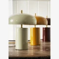 Lampa stołowa Madam Stoltz w kolorze ciemnej czerwieni z mosiężnymi detalami to stylowy element oświetlenia, dostępny w Ulica Ceramiczna & Home Design.