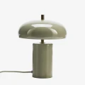 Lampa stołowa Madam Stoltz w kolorze szałwiowej zieleni z mosiężnymi detalami to elegancki element oświetlenia, dostępny w Ulica Ceramiczna & Home Design.