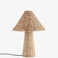 Lampa stołowa Madam Stoltz z rattanu to naturalny i klimatyczny element oświetlenia, dostępny w Ulica Ceramiczna & Home Design.