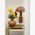 Lampa stołowa Madam Stoltz w kolorze migdałowym to elegancki i dekoracyjny element oświetlenia, dostępny w Ulica Ceramiczna & Home Design.