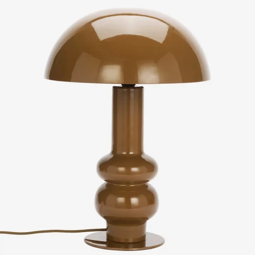 Lampa stołowa Madam Stoltz w kolorze migdałowym to elegancki i dekoracyjny element oświetlenia, dostępny w Ulica Ceramiczna & Home Design.