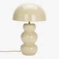 Lampa stołowa Madam Stoltz w kolorze jasnego beżu to elegancki i ponadczasowy element oświetlenia, dostępny w Ulica Ceramiczna & Home Design.