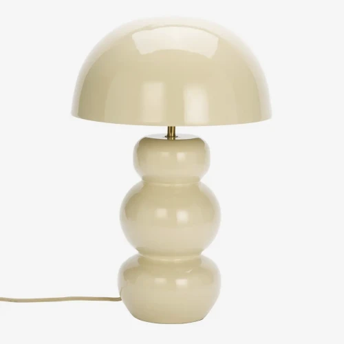 Lampa stołowa Madam Stoltz w kolorze jasnego beżu to elegancki i ponadczasowy element oświetlenia, dostępny w Ulica Ceramiczna & Home Design.