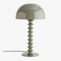 Lampa stołowa Madam Stoltz w kolorze taupe z elementami drewna to elegancki i naturalny element oświetlenia, dostępny w Ulica Ceramiczna & Home Design.