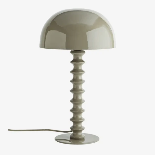 Lampa stołowa Madam Stoltz w kolorze taupe z elementami drewna to elegancki i naturalny element oświetlenia, dostępny w Ulica Ceramiczna & Home Design.