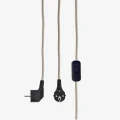 Lampa stołowa Madam Stoltz w kolorze taupe z elementami drewna to elegancki i naturalny element oświetlenia, dostępny w Ulica Ceramiczna & Home Design.