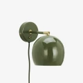 Lampa ścienna Madam Stoltz w kolorze ciemnej zieleni to elegancki i stylowy element oświetlenia, dostępny w Ulica Ceramiczna & Home Design.