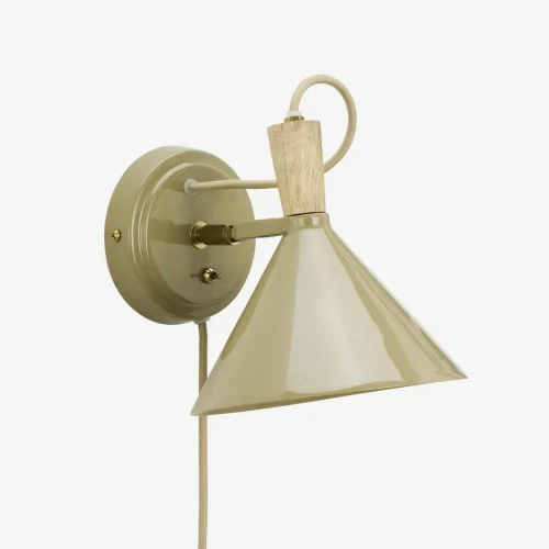 Lampa ścienna Madam Stoltz w kolorze khaki z drewnem mango to stylowy i funkcjonalny element oświetlenia, dostępny w Ulica Ceramiczna & Home Design.