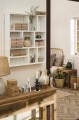 Półka ścienna Ib Laursen z drewna z recyklingu to stylowy i funkcjonalny dodatek do wnętrza, dostępny w Ulica Ceramiczna & Home Design.