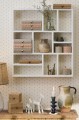 Półka ścienna Ib Laursen z drewna z recyklingu to stylowy i funkcjonalny dodatek do wnętrza, dostępny w Ulica Ceramiczna & Home Design.