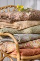 Pikowana narzuta Ib Laursen z wzorem paisley w odcieniu przygaszonego błękitu to stylowy dodatek do wnętrza, dostępny w Ulica Ceramiczna & Home Design.