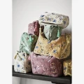 Haftowana aksamitna kosmetyczka prostokątna Madam Stoltz dostępna w sklepie Ulica Ceramiczna & Home Design