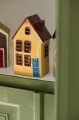 Ib Laursen - Domek ceramiczny na tealight żółty Nyhavn niebieski drzwi dostępny w Ulica Ceramiczna & Home Design
