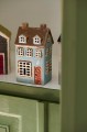 Ib Laursen - Domek ceramiczny na tealight Nyhavn 2 okna dachowe jasnoniebieska fasada dostępny w Ulica Ceramiczna & Home Design