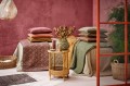Bawełniana narzuta na łóżko Ib Laursen ze wzorem paisley w odcieniach różu, zieleni i szarości dostępna w sklepie Ulica Ceramiczna & Home Design. Idealna do sypialni, salonu i na chłodniejsze wieczory.
