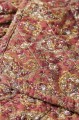 Bawełniana narzuta na łóżko Ib Laursen ze wzorem paisley w odcieniach różu, zieleni i szarości dostępna w sklepie Ulica Ceramiczna & Home Design. Idealna do sypialni, salonu i na chłodniejsze wieczory.