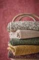 Bawełniana narzuta na łóżko Ib Laursen ze wzorem paisley w odcieniach różu, zieleni i szarości dostępna w sklepie Ulica Ceramiczna & Home Design. Idealna do sypialni, salonu i na chłodniejsze wieczory.