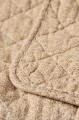 Bawełniana narzuta na łóżko Ib Laursen w drobne brązowe kwiatki dostępna w sklepie Ulica Ceramiczna & Home Design. Doskonale sprawdzi się jako dekoracyjne przykrycie łóżka lub przytulny koc na sofę.