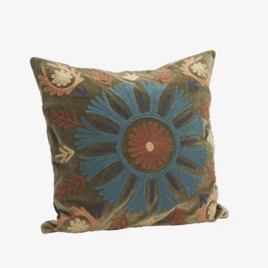 Madam Stoltz – Haftowana poszewka boho Suzani ciemna oliwka 50 × 50 cm