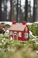 Po zapaleniu świecy domek Ib Laursen wypełnia wnętrze ciepłym światłem i tworzy wyjątkowy świąteczny klimat. Dostępny w sklepie Ulica Ceramiczna & Home Design.