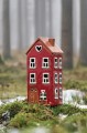 Ceramiczny domek na tealight Ib Laursen z dekoracyjnymi sankami przy drzwiach dostępny w sklepie Ulica Ceramiczna & Home Design.