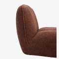 Designerski fotel wypoczynkowy Madam Stoltz boucle w kolorze starego różu z miękką tapicerką i zaokrąglonym oparciem.