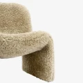 Designerski fotel boucle Madam Stoltz w kolorze ciepłego beżu z miękką tapicerką i rzeźbiarską formą.